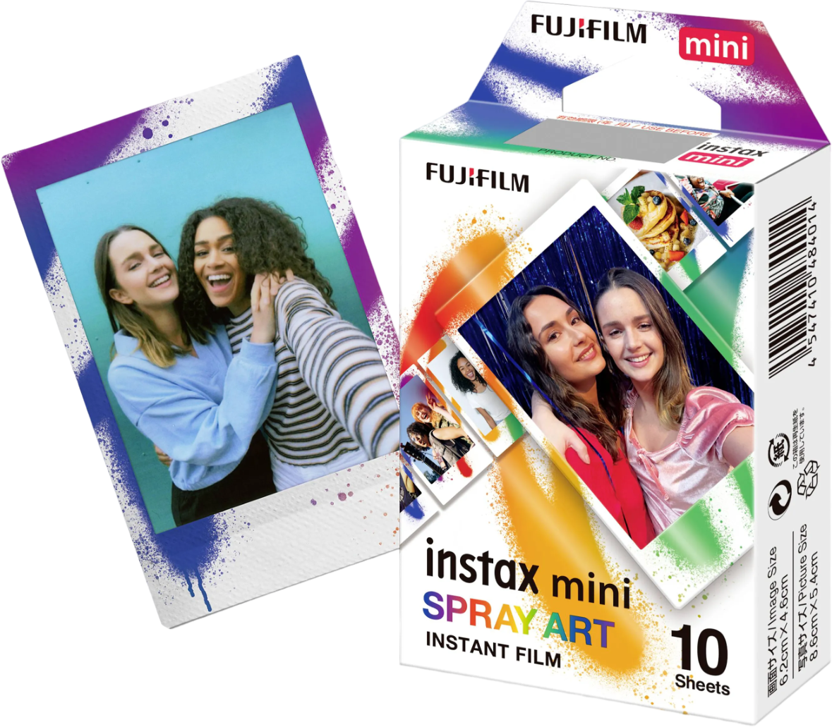 Zwei lachende Frauen neben einer Instax Mini Spray Art Filmbox und einem gedruckten Foto.