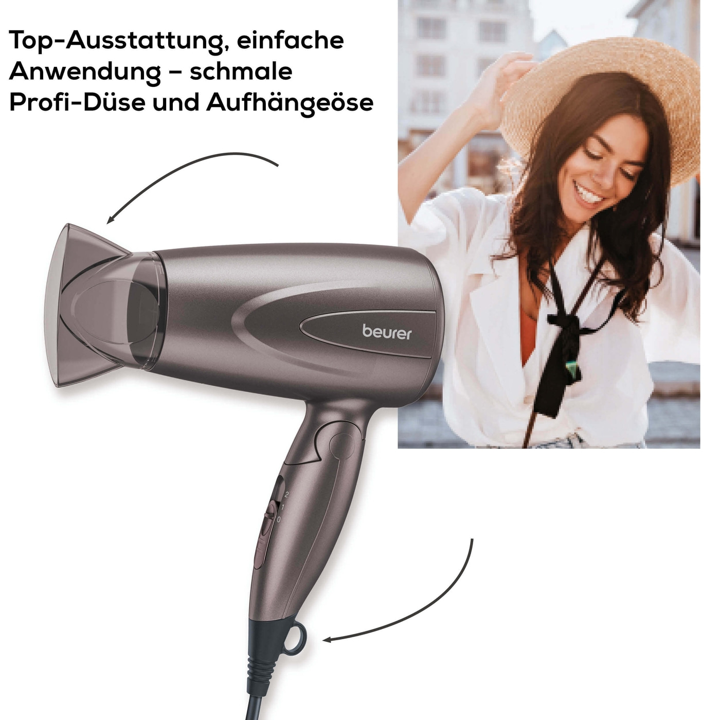 Eine Frau hält einen Haartrockner.