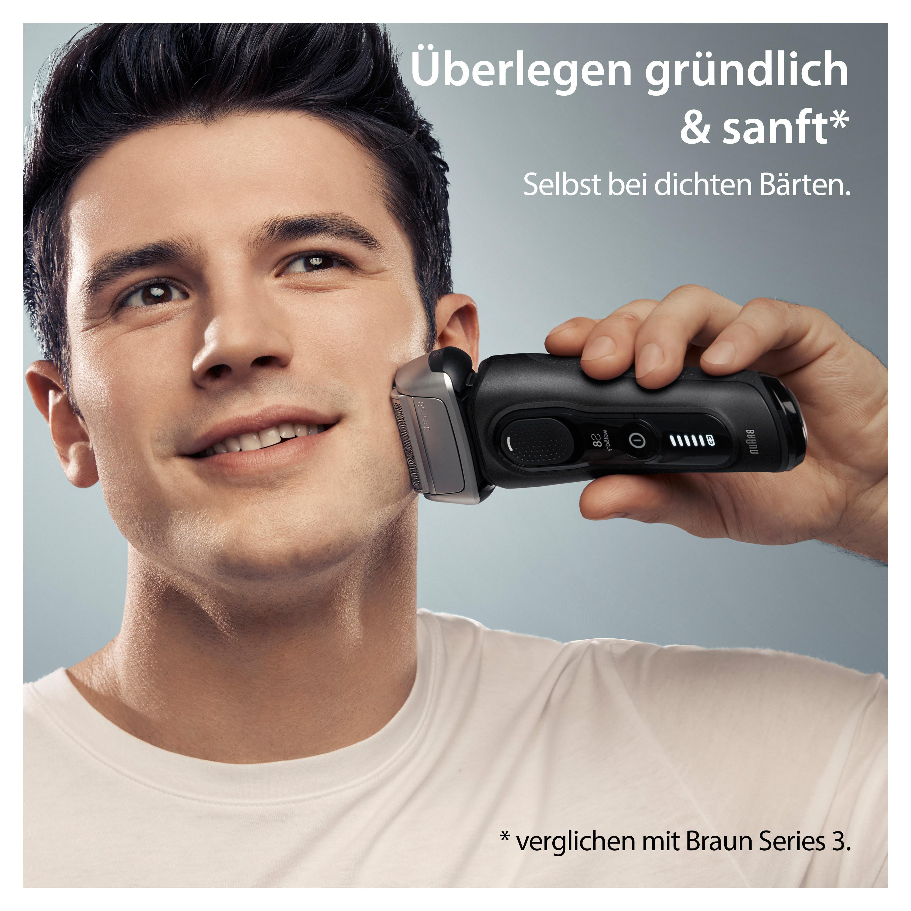 Mann rasiert sich mit schwarzem Elektrorasierer, Text auf Deutsch, weißes T-Shirt.