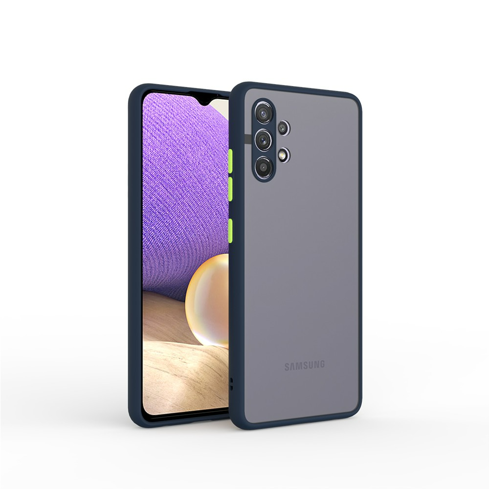 Kék és szürke telefontok egy telefonnal benne. A telefonnak három kamerája van.