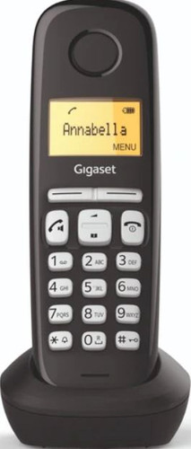 Téléphone Gigaset noir sur une base. L'écran affiche un nom de contact, Annabella.