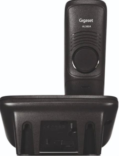 Téléphone noir sur sa station de charge. Le téléphone porte la marque Gigaset.