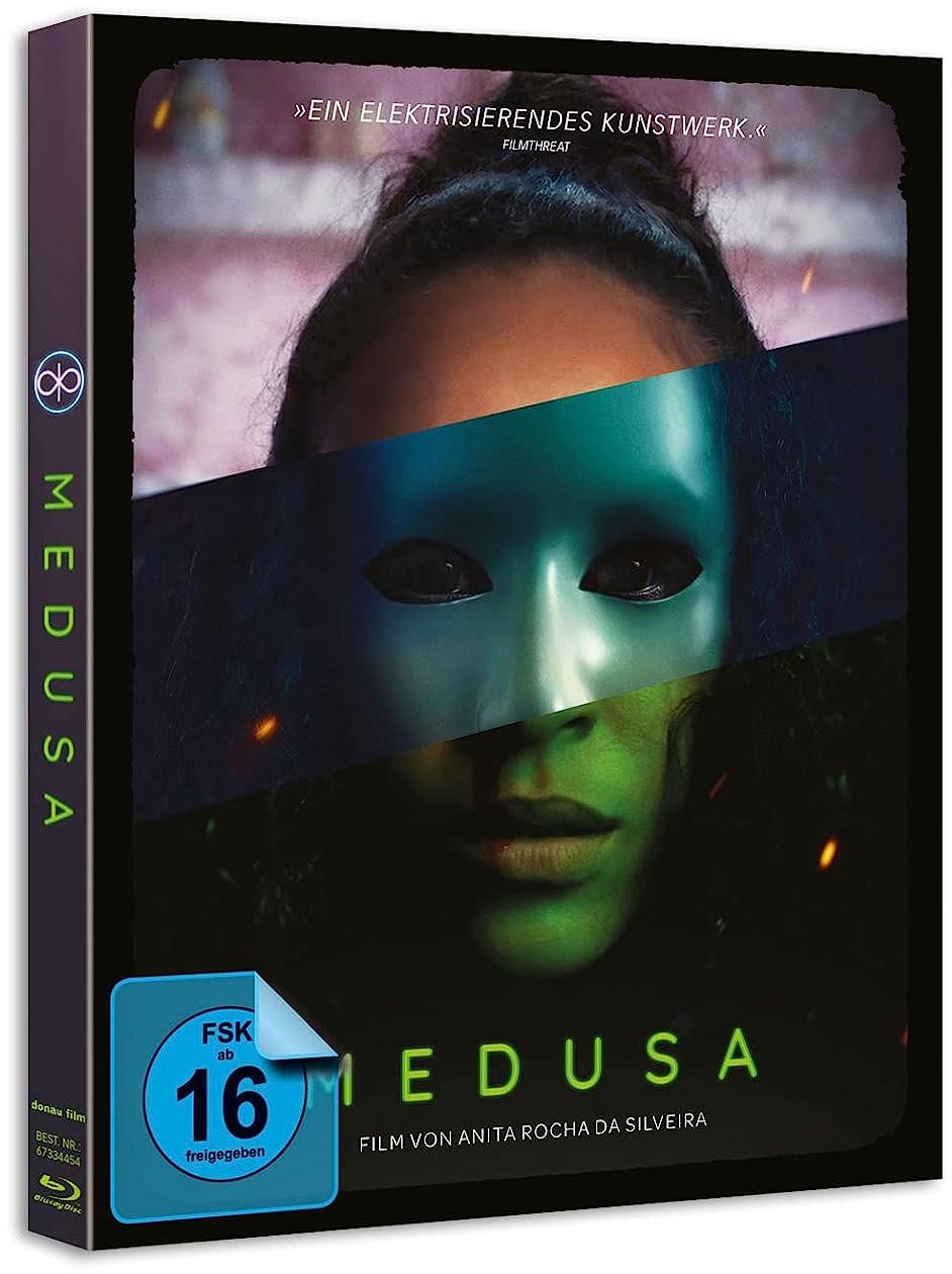 Ein Filmcover einer Frau mit Maske. Der Filmtitel lautet Medusa.