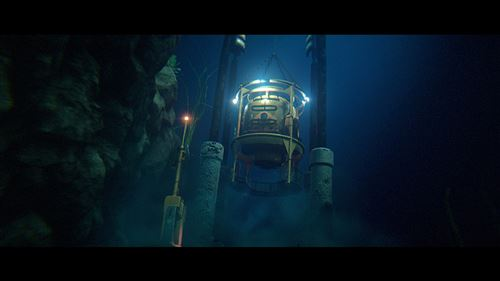 Escena submarina con una jaula en el agua azul oscuro.