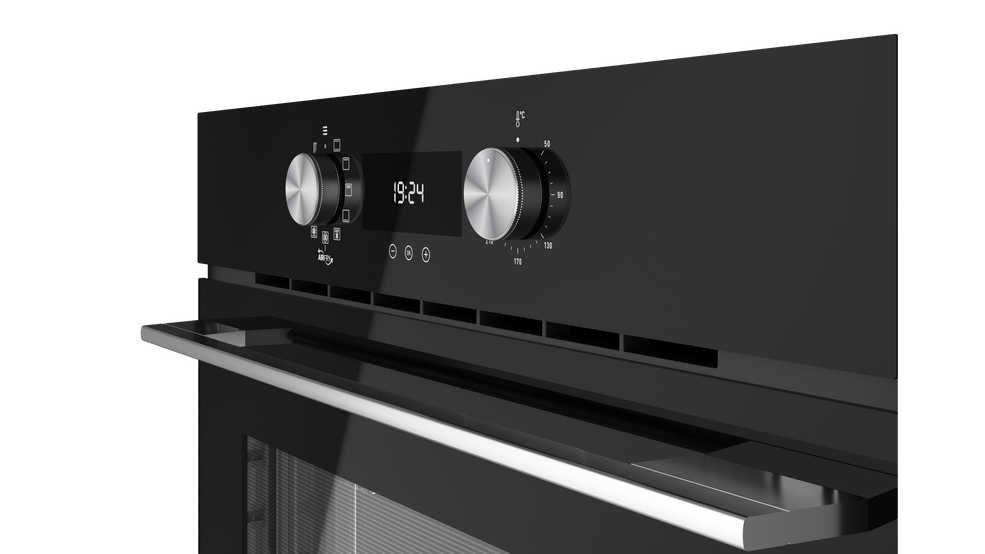 Primer plano de un horno negro con perillas plateadas y una pantalla digital que muestra la hora.