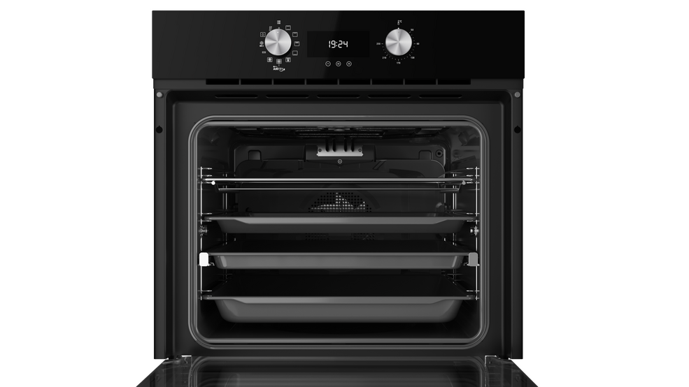 El interior de un horno negro. Hay estantes para bandejas, y la puerta está parcialmente abierta.