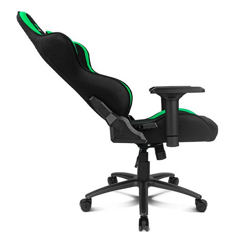 Una silla gamer, negra con detalles verdes, sobre fondo blanco.