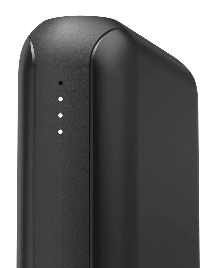 Czarny power bank z trzema białymi lampkami kontrolnymi z boku, lekko pochylony, na białym tle.