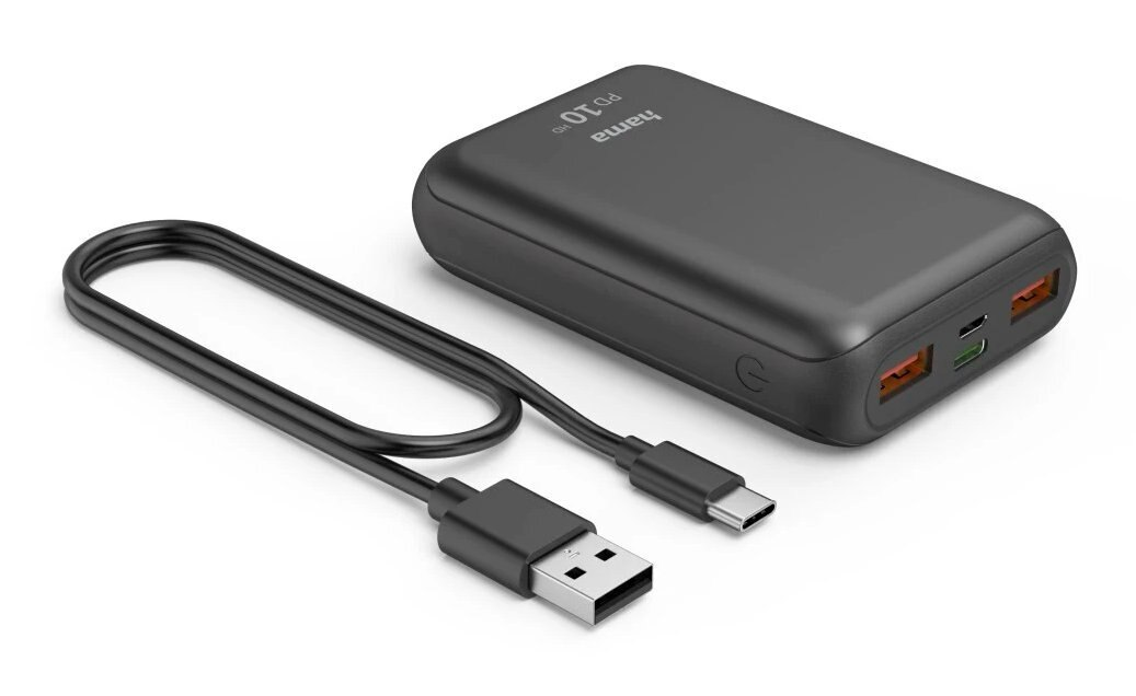 Czarny power bank Hama PD10 z podłączonym kablem USB. Posiada porty do ładowania i przycisk zasilania.