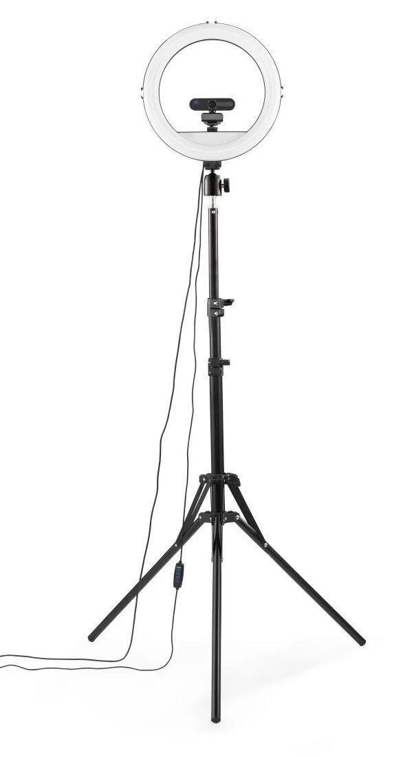 Lampa pierścieniowa na statywie z kamerą internetową, na białym tle.
