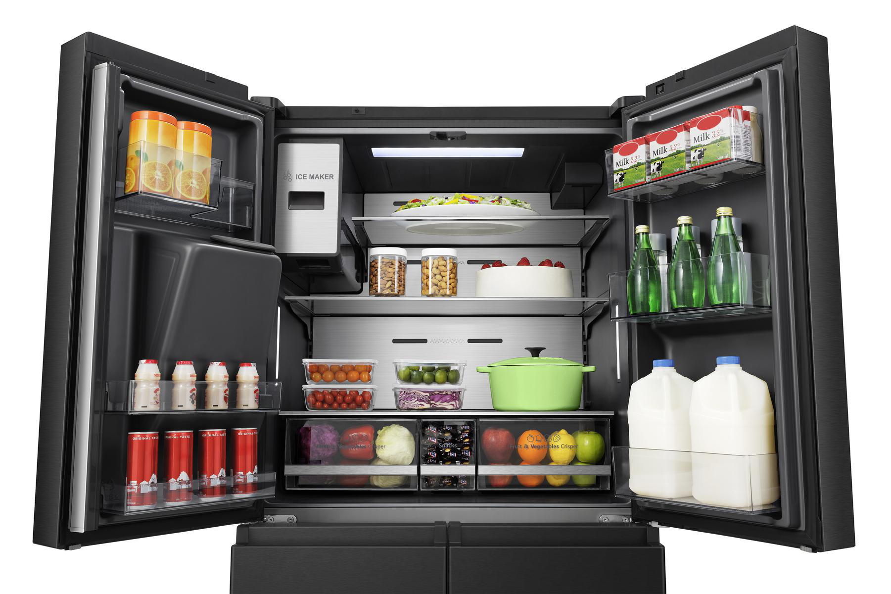 Offener Kühlschrank mit Lebensmitteln. Obst, Gemüse, Getränke und Behälter. Schwarzer Innenraum.