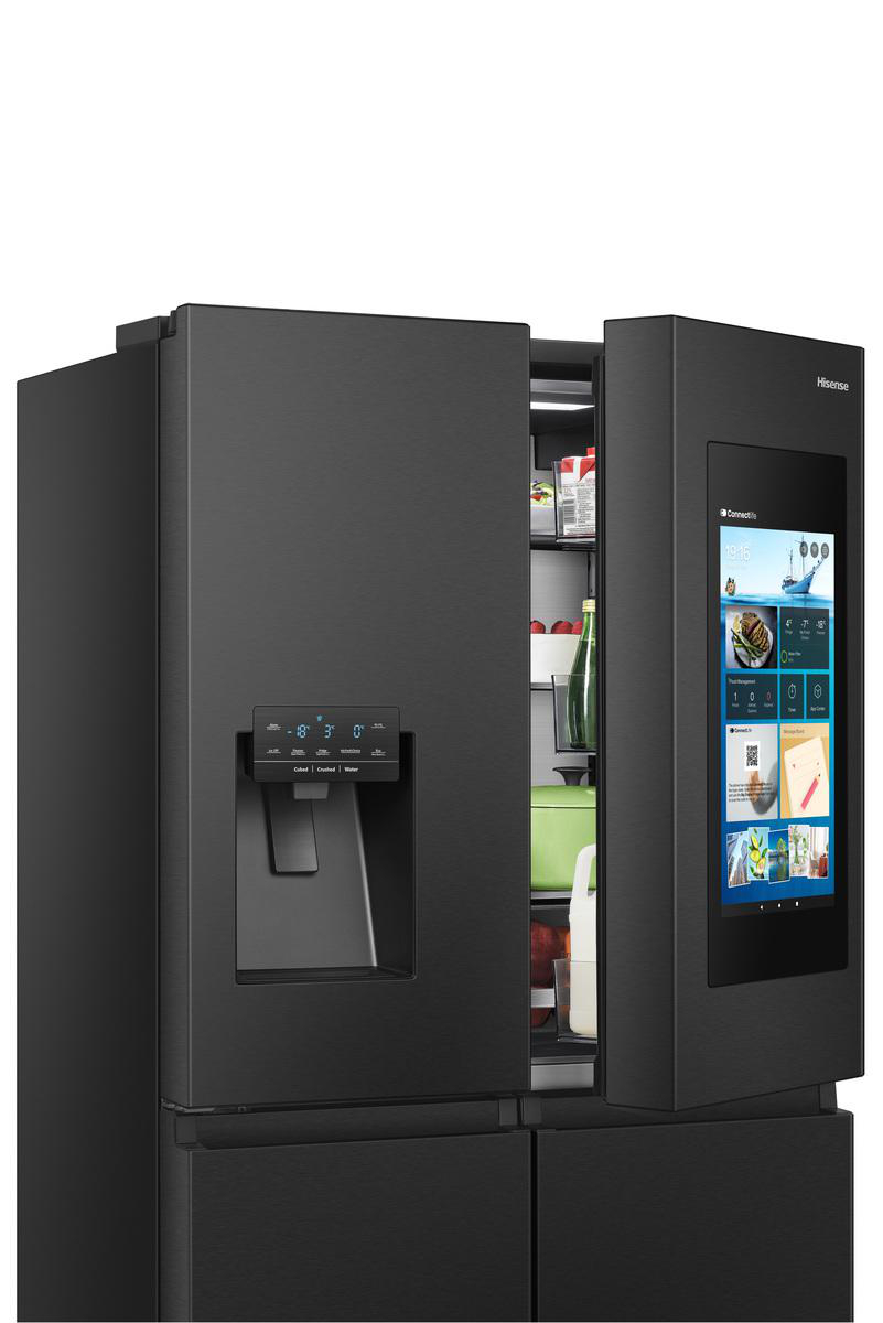 Schwarzer Hisense-Kühlschrank mit offener Tür, die den Innenraum und einen Touchscreen zeigt.