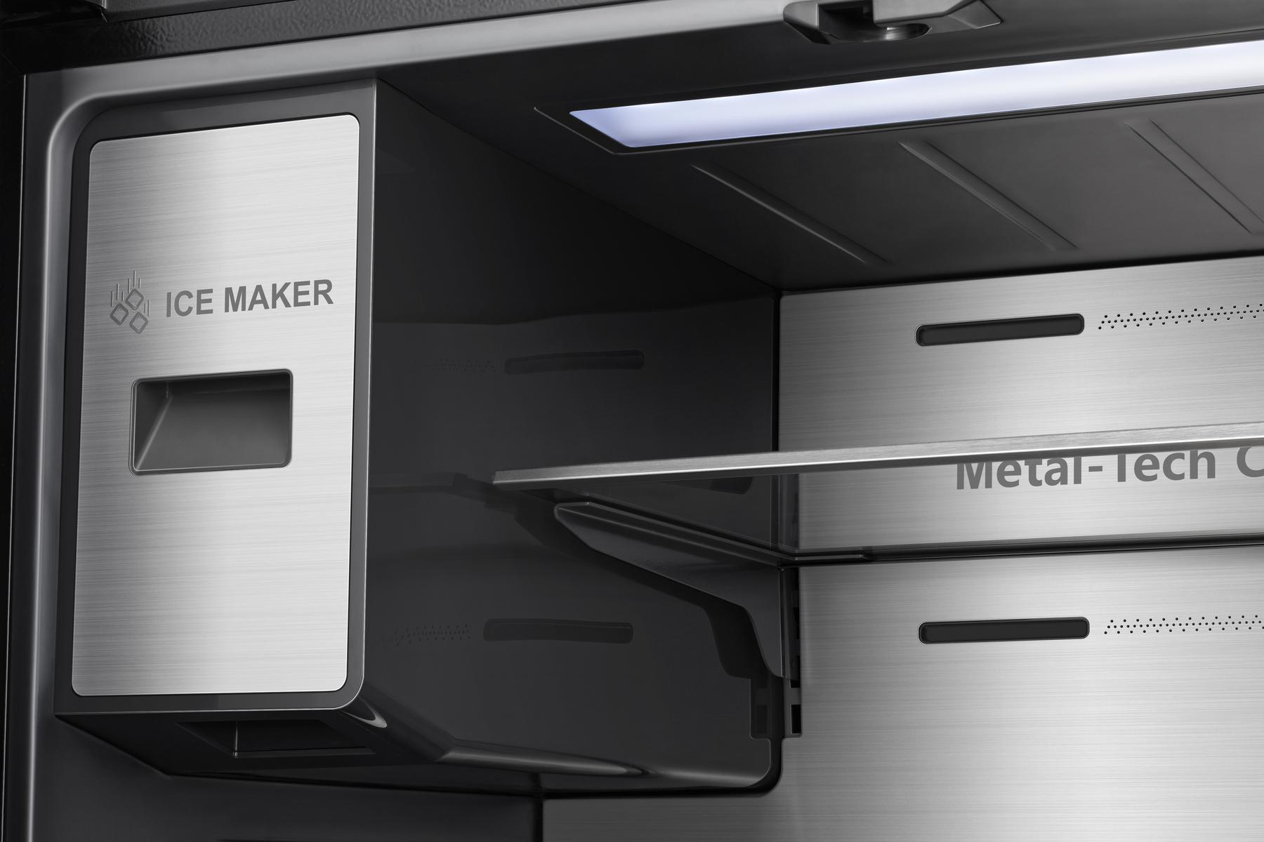 Offener Kühlschrankinnenraum, Eisbereiter links, Regale und Metal-Tech-Details.