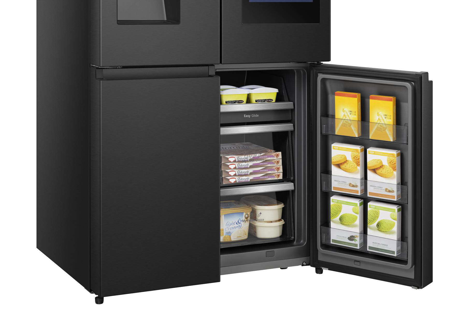 Ein schwarzer Kühlschrank mit offenen Türen. Lebensmittel sind im Inneren sichtbar.