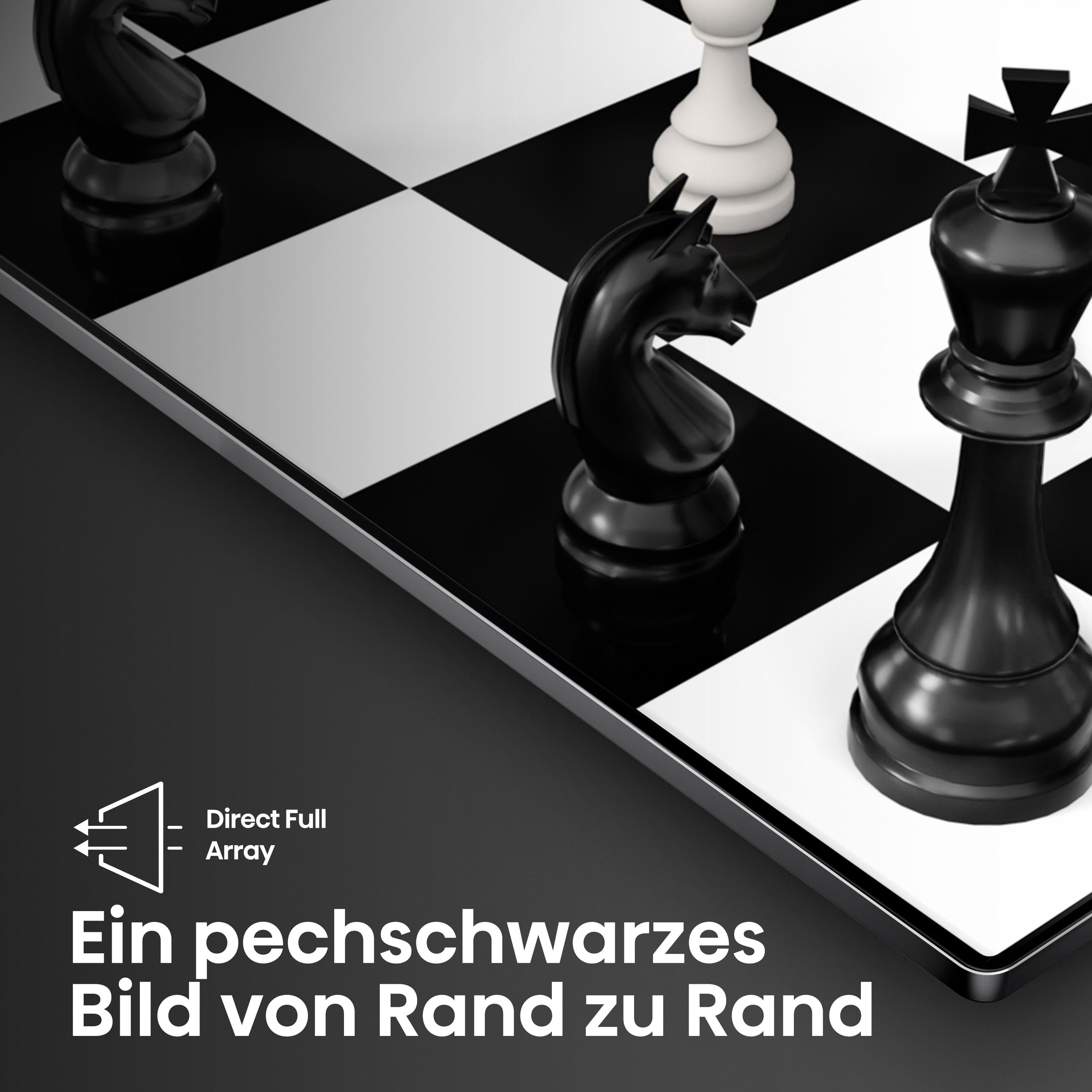 Schachbrett mit Figuren: schwarzer Ritter, König und weiße Figuren. Schwarz-weiße Quadrate.