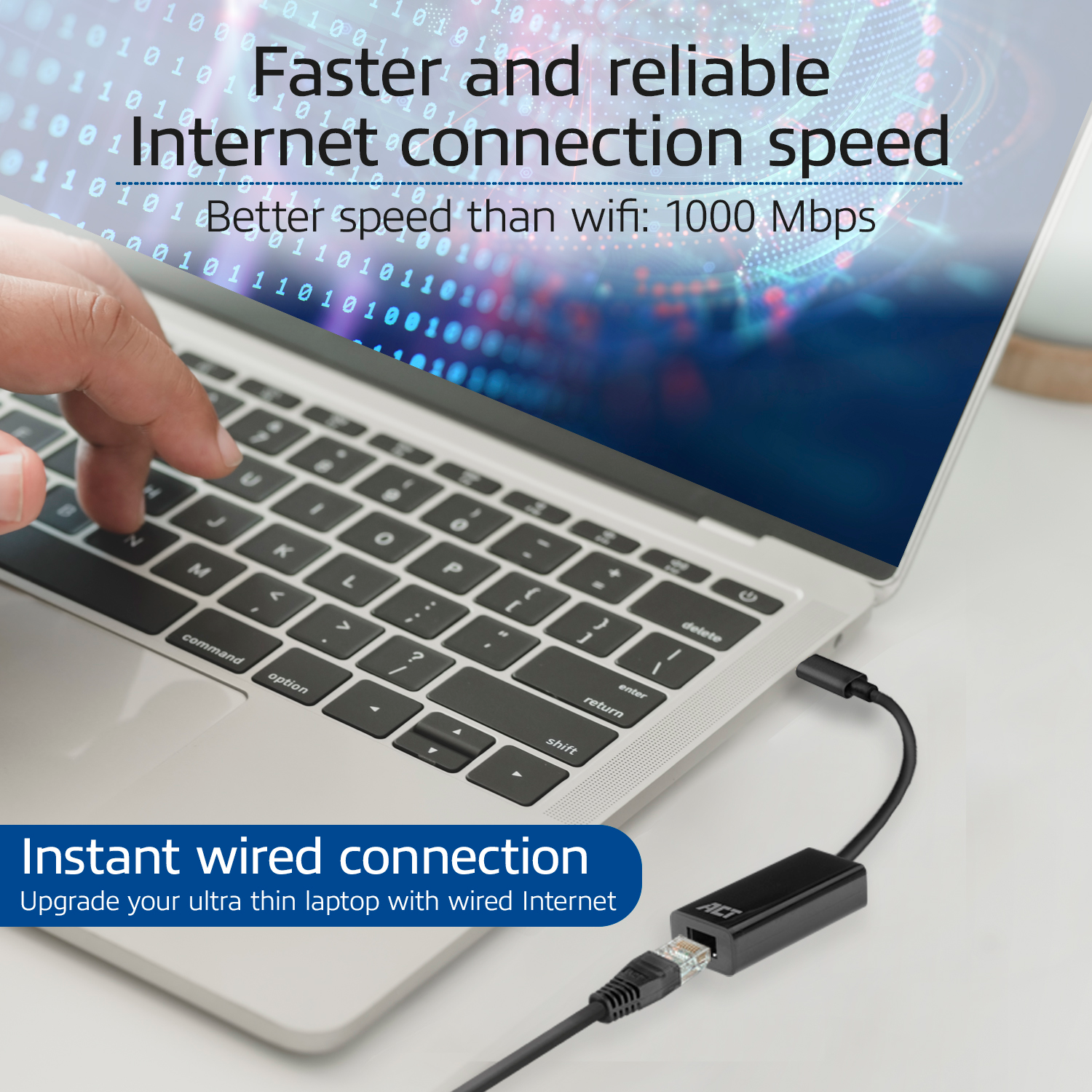 Laptop aangesloten op een ethernetadapter voor sneller internet. Tekst promoot 'Sneller en betrouwbaarder internet'.