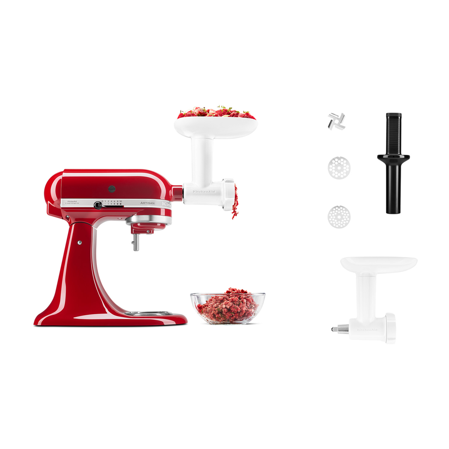 Impastatrice KitchenAid rossa con accessorio tritacarne. Ciotola con carne macinata e parti del tritacarne.