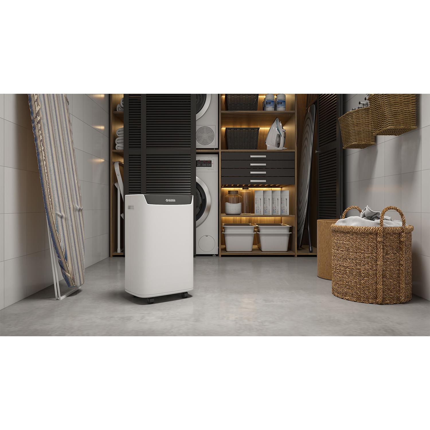 Un purificatore d'aria bianco in una lavanderia con vari oggetti domestici.