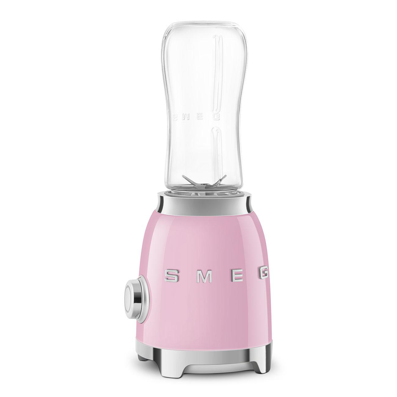Rosa SMEG-Mixer mit klarem Glasbehälter auf weißem Hintergrund, modernes Küchengerät.