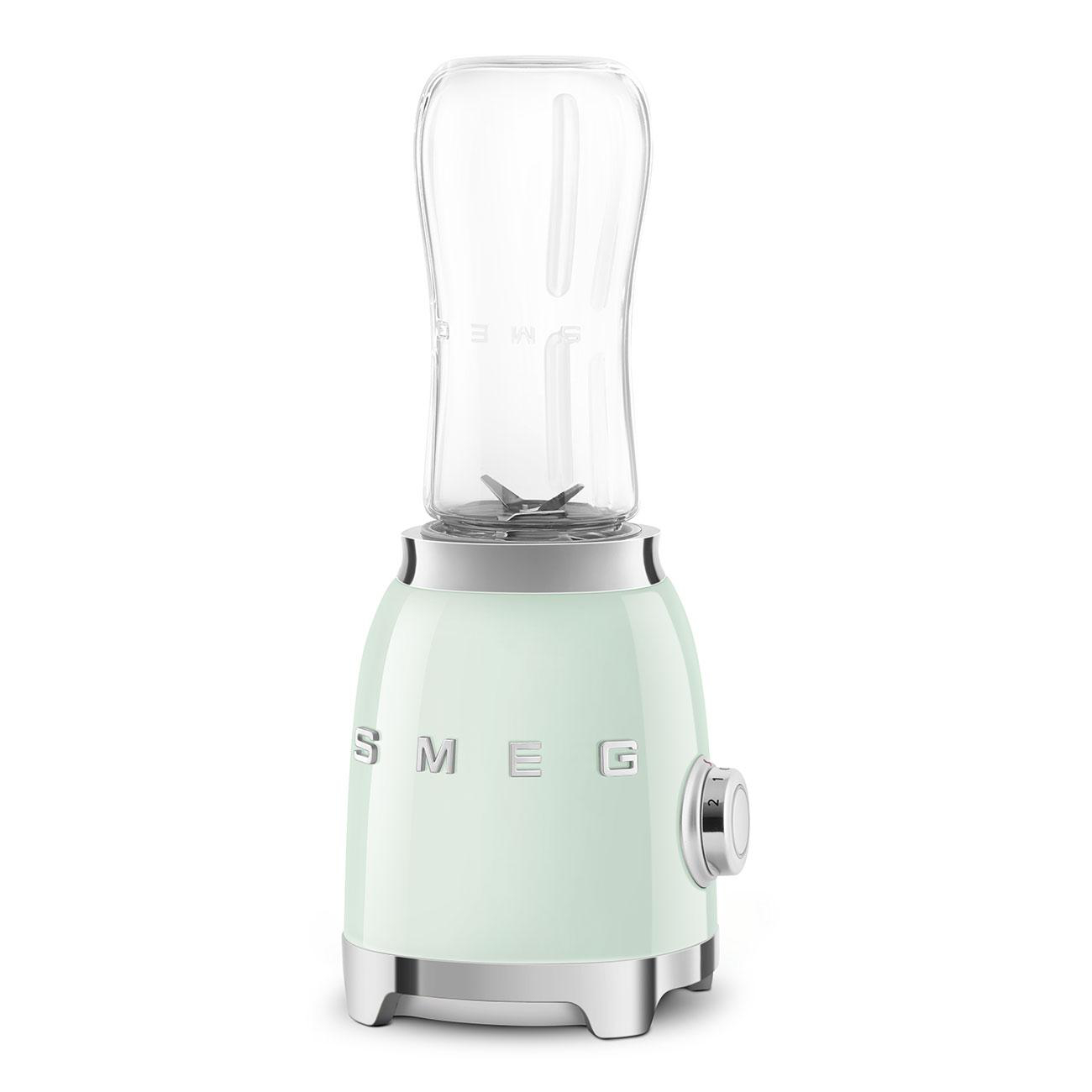 Minzgrüner Mixer. Glasbehälter auf der Basis. Silberakzente, weißer Hintergrund.