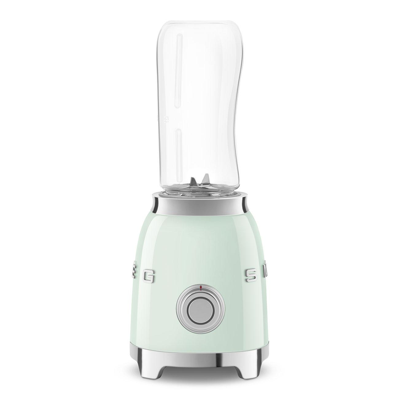 Minzgrüner Smeg-Blender mit transparentem Behälter, silbernen Akzenten und Bedienknopf.
