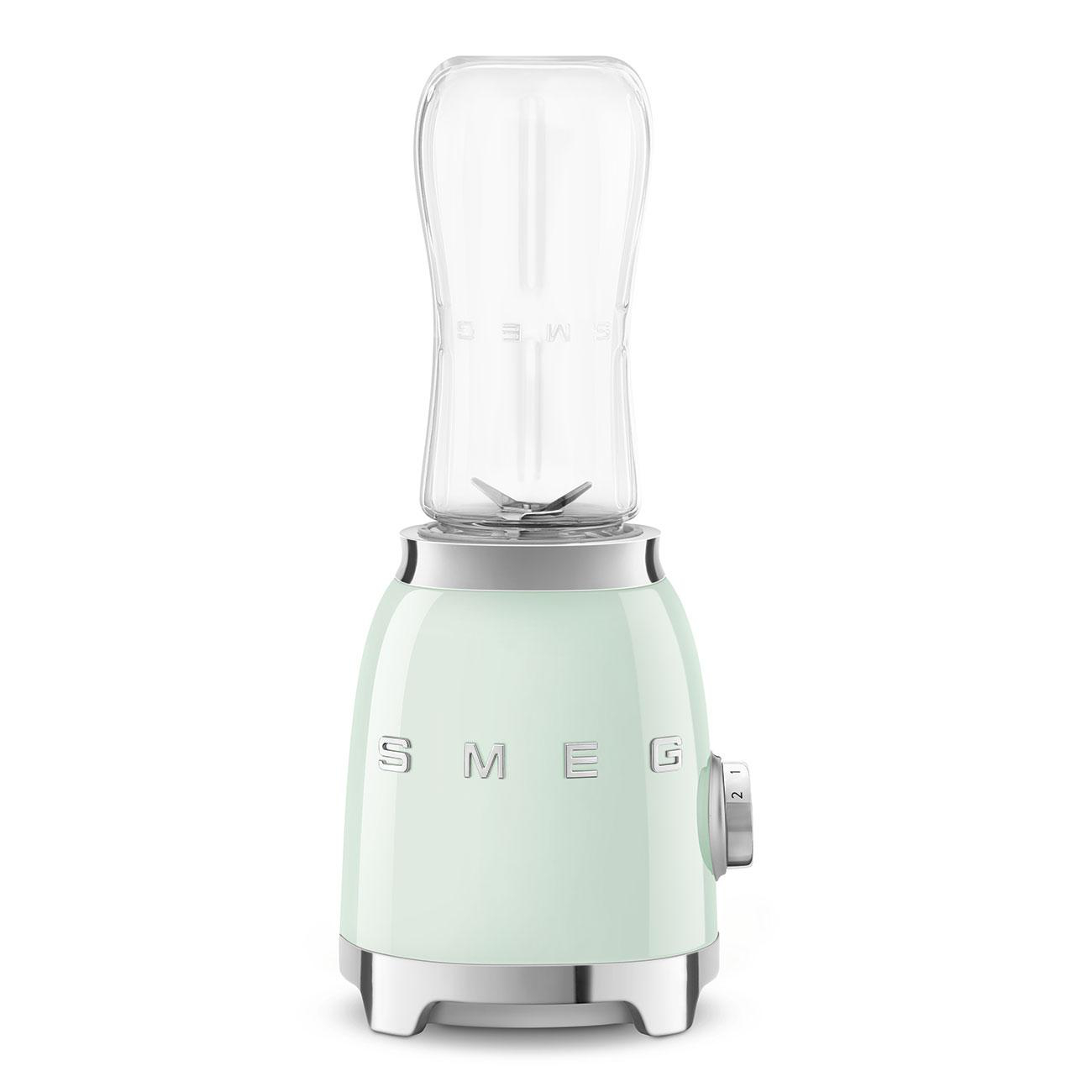 Hellgrüner Smeg-Blender mit einem transparenten Mischbehälter.