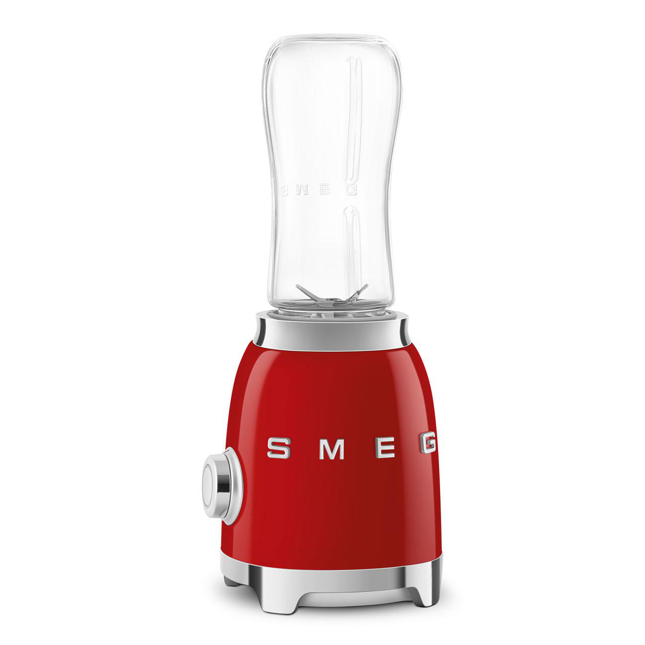 Roter SMEG-Mixer mit klarer, hoher Tasse oben, weißer Hintergrund.