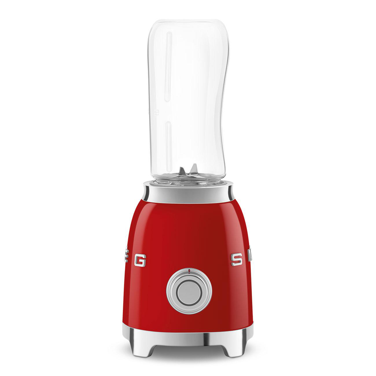 Roter und silberner Mixer mit einem durchsichtigen Behälter auf weißem Hintergrund.