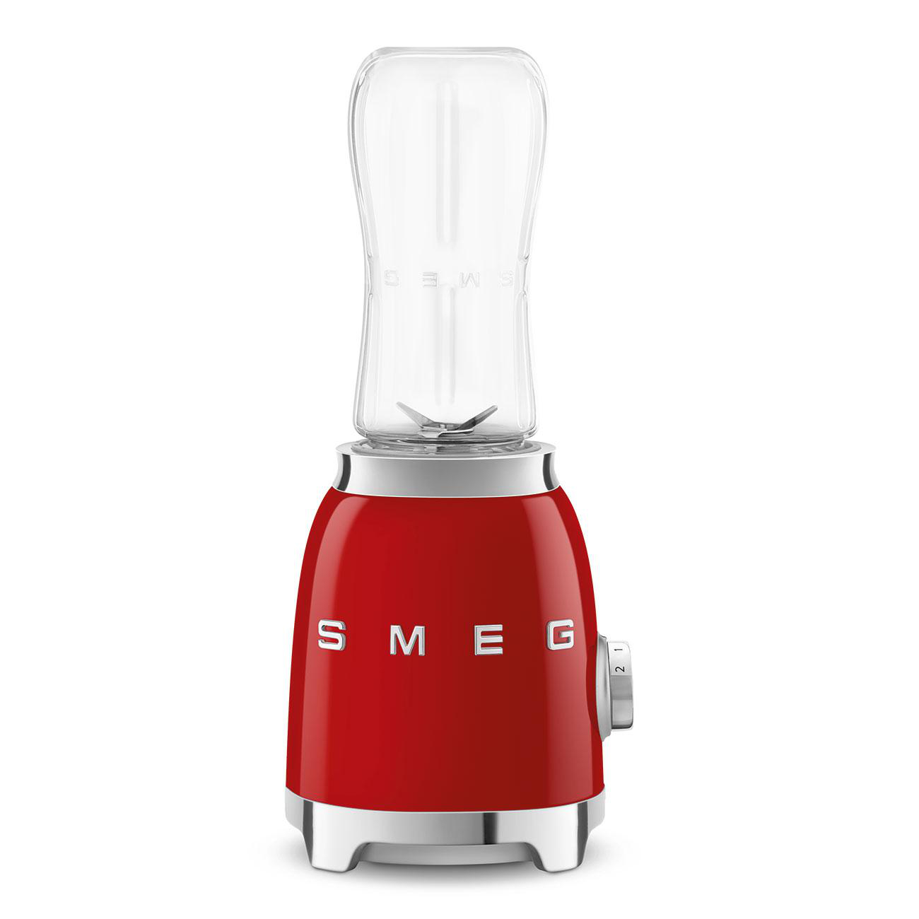 Roter Smeg-Mixer mit transparentem Behälter, vor weißem Hintergrund.