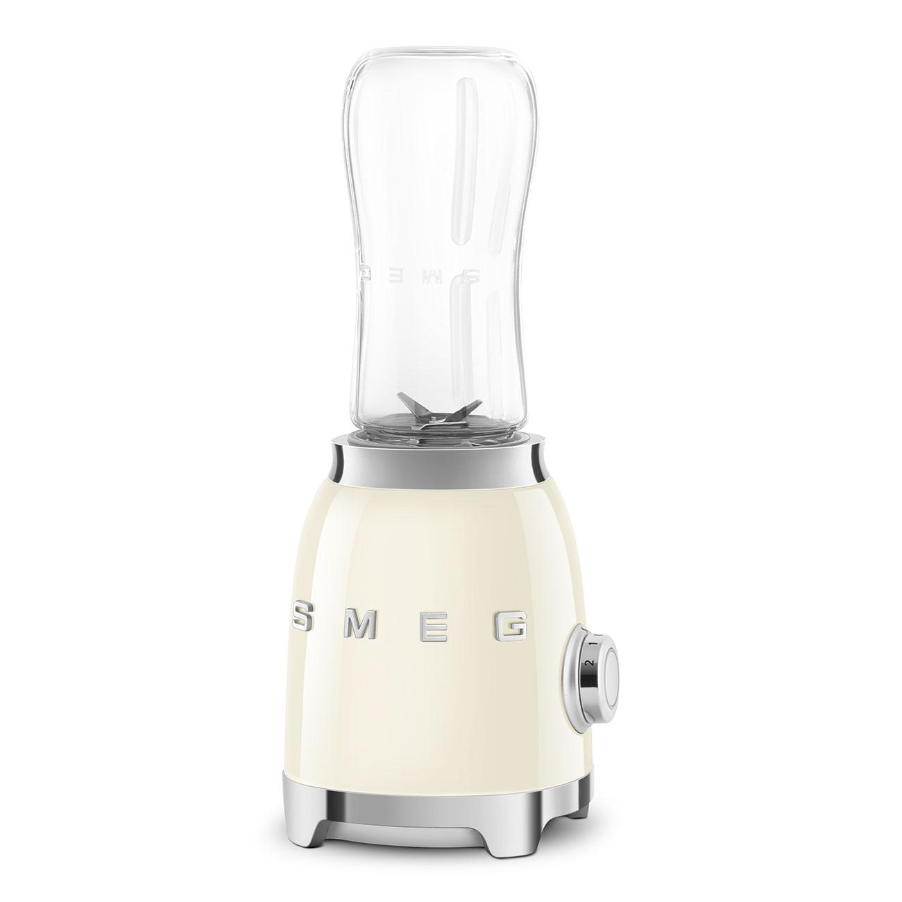 Cremefarbener SMEG-Mixer mit Glasbehälter und Metallsockel.