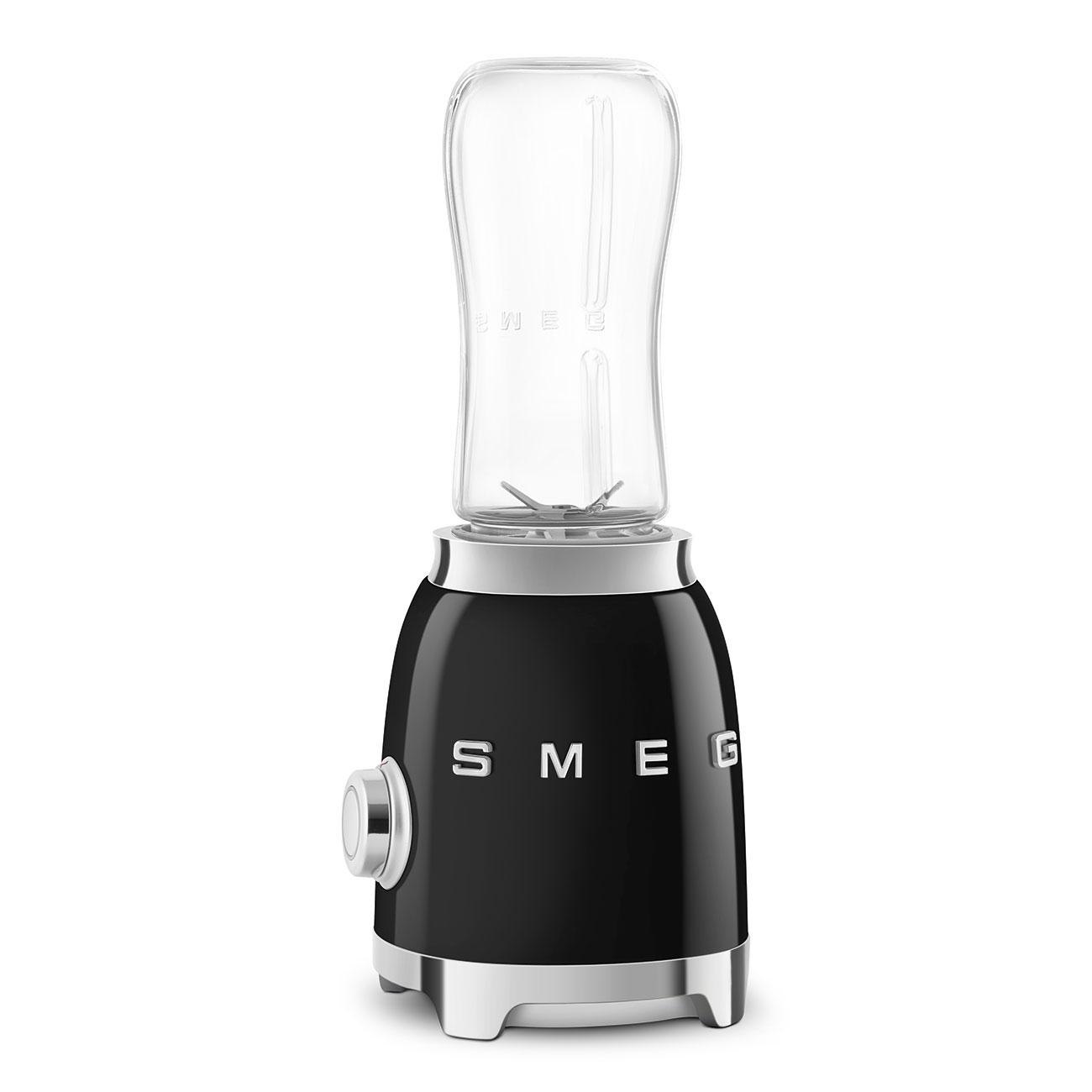 Schwarzer Smeg-Mixer mit einem durchsichtigen Glasbehälter.
