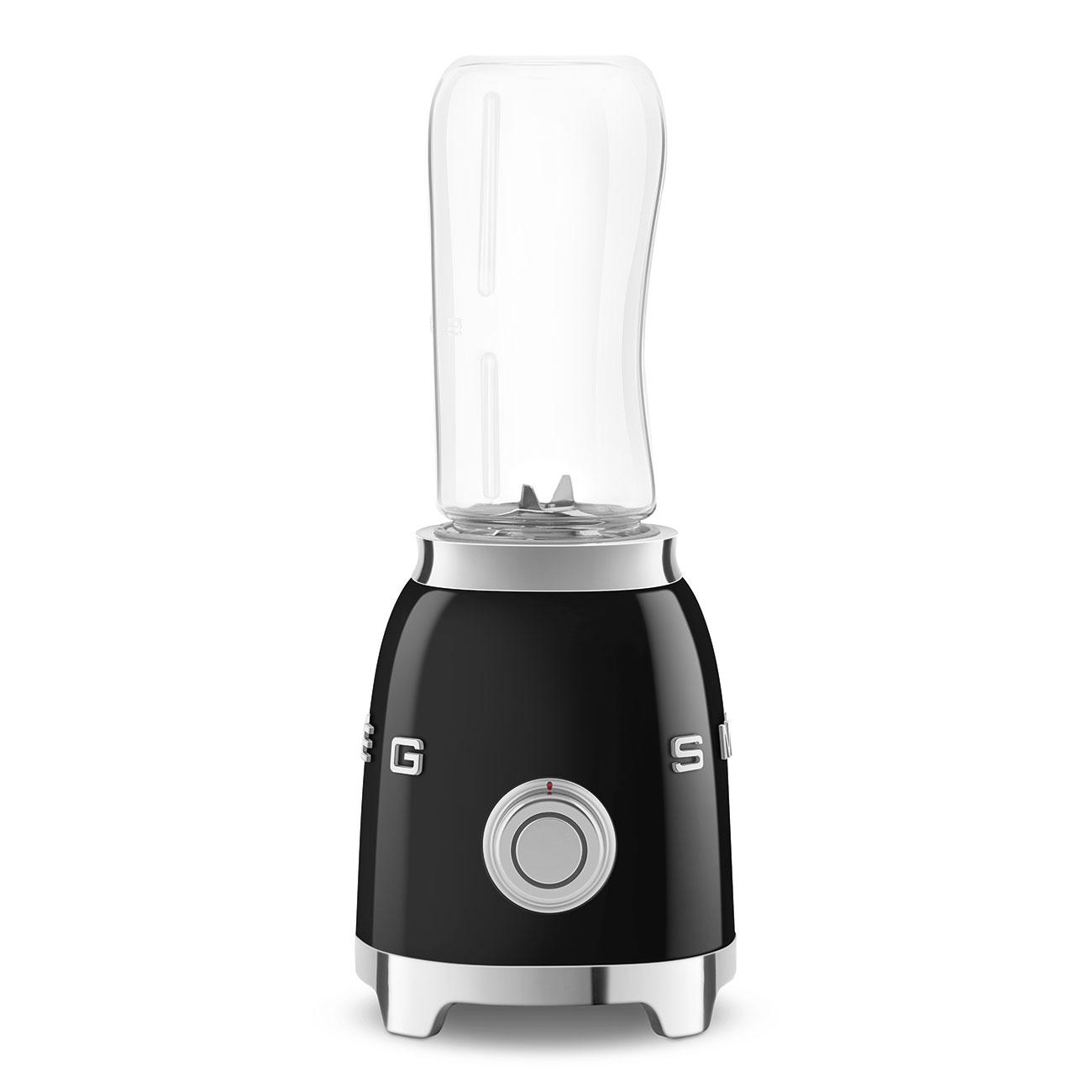 Schwarzer SMEG-Mixer mit einem durchsichtigen, gebogenen Mixbecher oben.