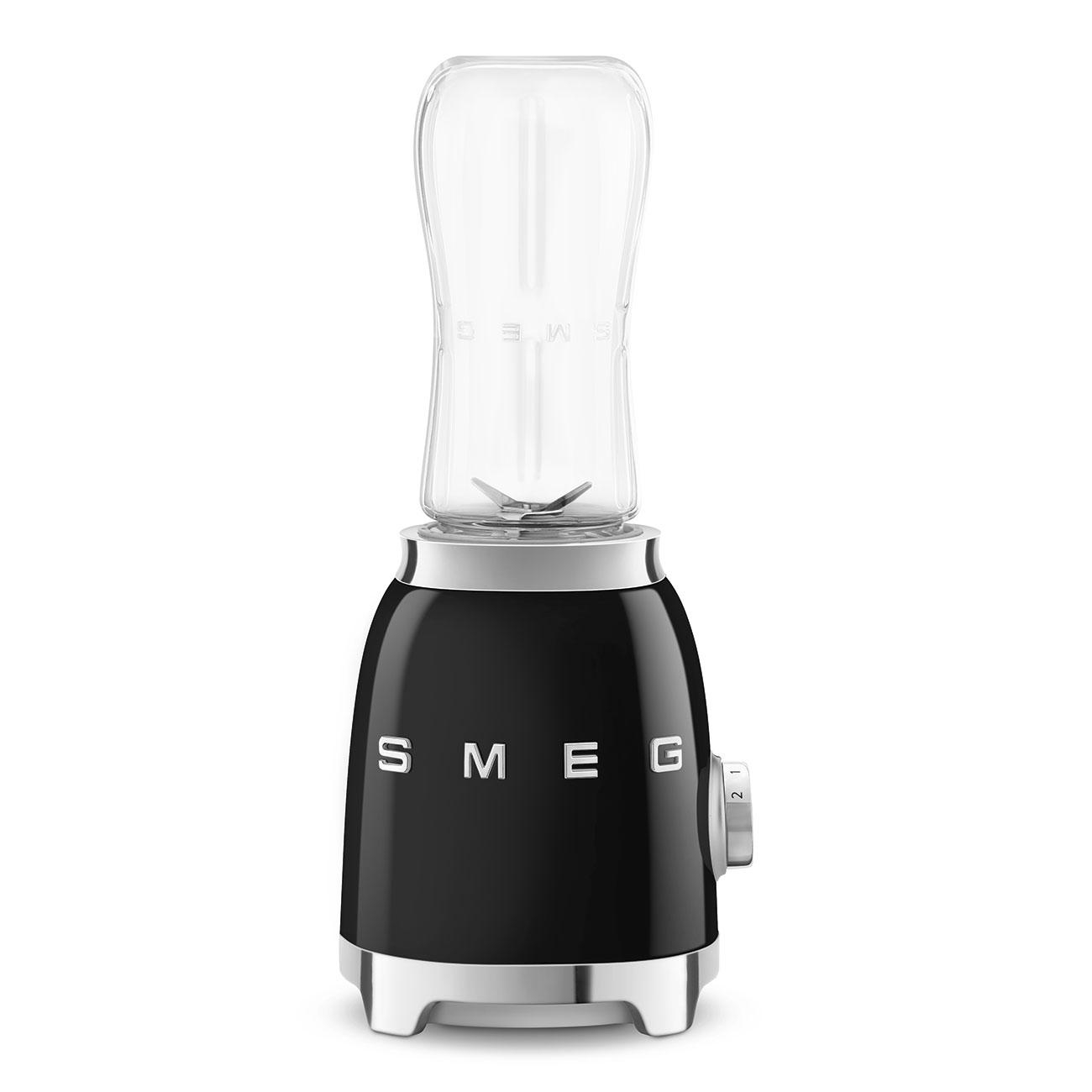 Ein schwarzer SMEG-Mixer mit einem transparenten Mixbehälter und einem Drehregler.