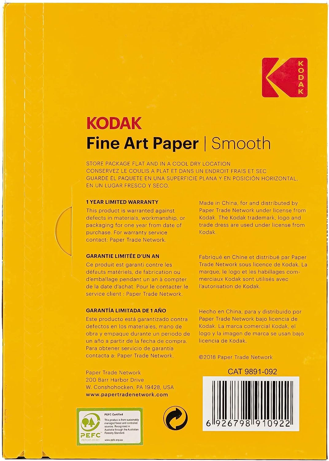 Egy Kodak papírdoboz több nyelven felirattal. A doboz sárga háttéren van.