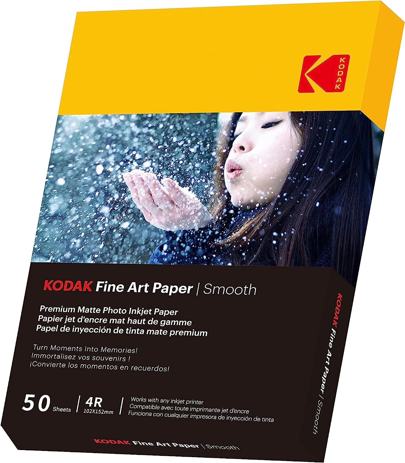 Nő havat fúj a Kodak Fine Art Paper dobozából.