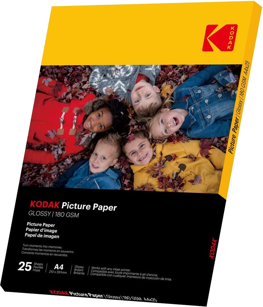 Kodak fotópapír doboz gyerekek fotójával. Sárga, piros, kék és zöld ruhák.