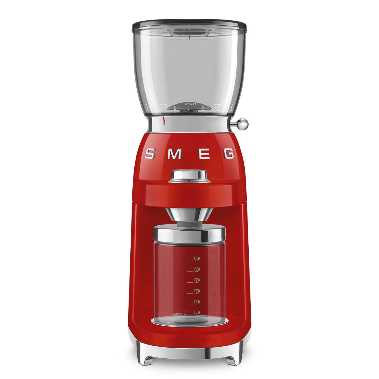 Rote Kaffeemühle mit einem Glas.