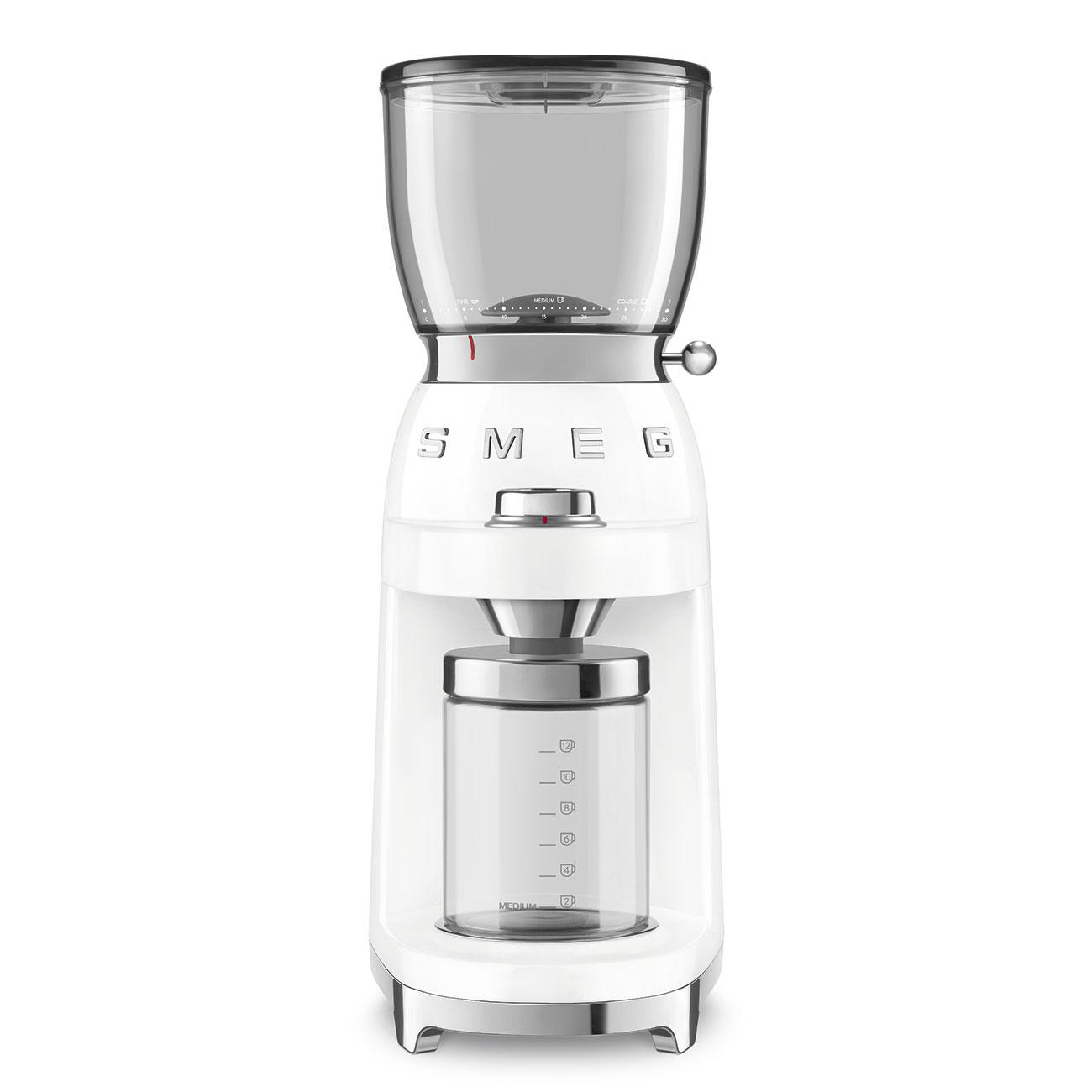 Eine weiße und silberne Kaffeemühle mit einem transparenten Bohnenbehälter.