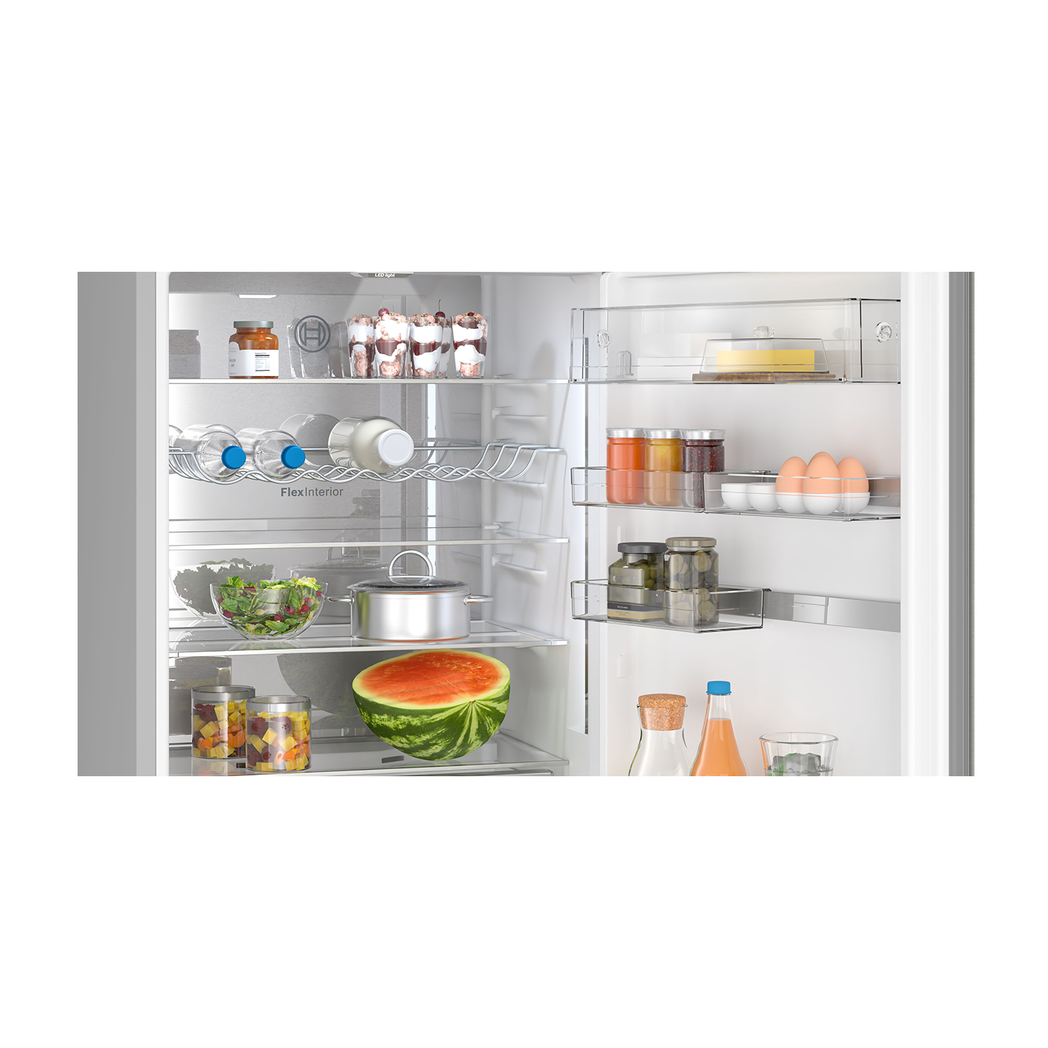 Frigorifero bianco aperto con cibo all'interno: frutta, verdura, barattoli, bottiglie e contenitori.