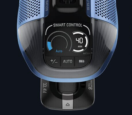 Zbliżenie panelu sterowania odkurzacza z ekranem.