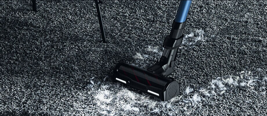 Głowica odkurzacza na dywanie, pokazująca ścieżkę czyszczenia i zebrane zanieczyszczenia.