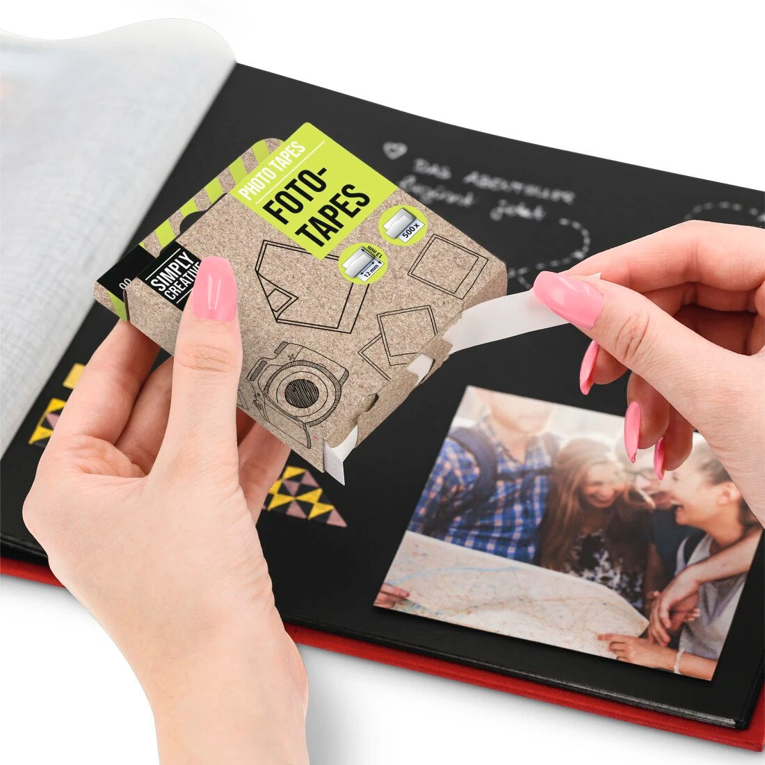 Ręce trzymające pudełko z taśmą fotograficzną i wyciągające taśmę. Pudełko ma aparat i geometryczne kształty.