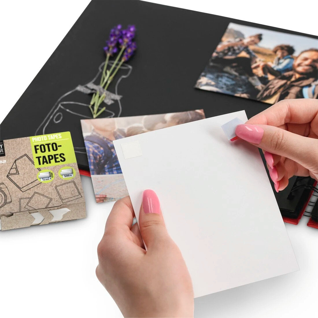 Osoba przykleja taśmy fotograficzne do zdjęcia. Album fotograficzny i inne zdjęcia.