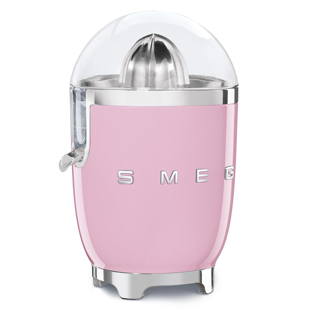 Rosa SMEG Zitruspresse mit transparentem Deckel und silbernen Akzenten. Isoliert auf Weiß.