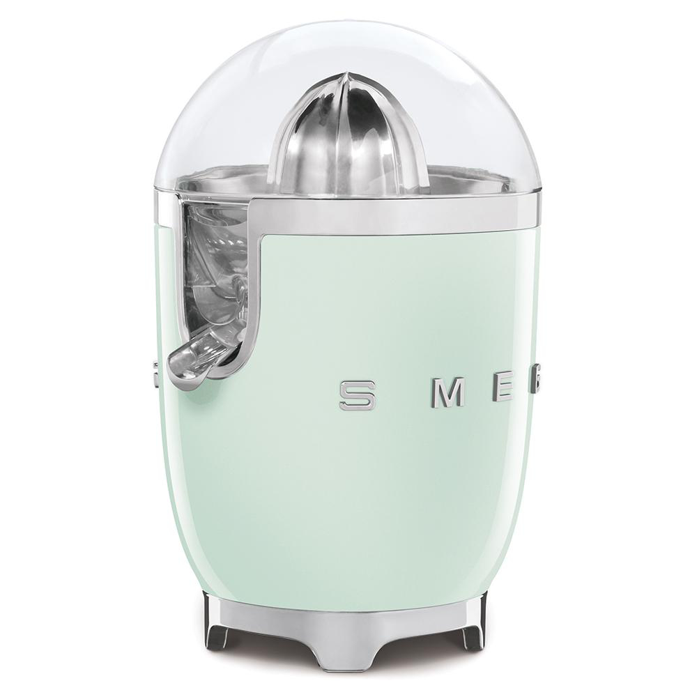 Ein mintgrüner SMEG-Zitrusentsafter mit einer transparenten Kunststoffkuppel und Chromdetails, vor weißem Hintergrund.