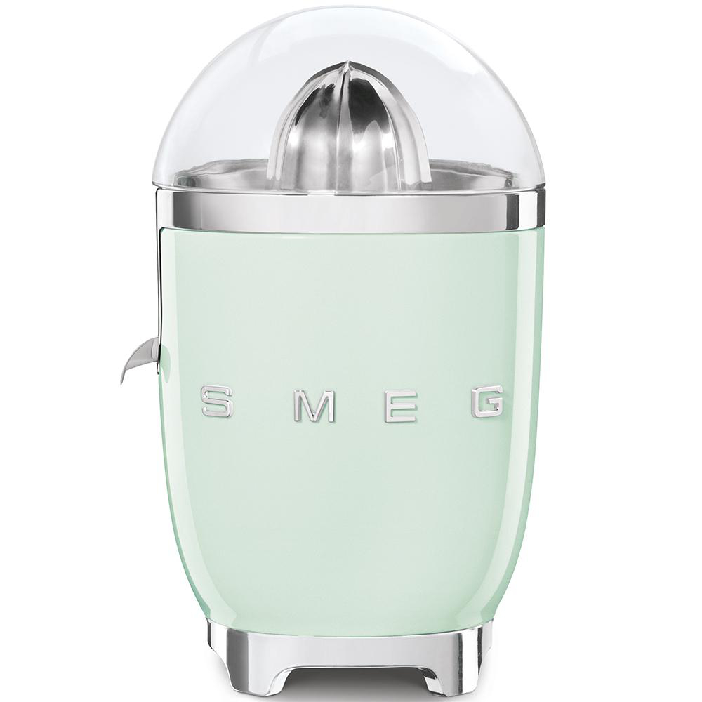 Ein mintgrüner SMEG-Zitruspresse mit einer transparenten Kuppel und silbernen Details. Das Gerät steht auf weißem Hintergrund.