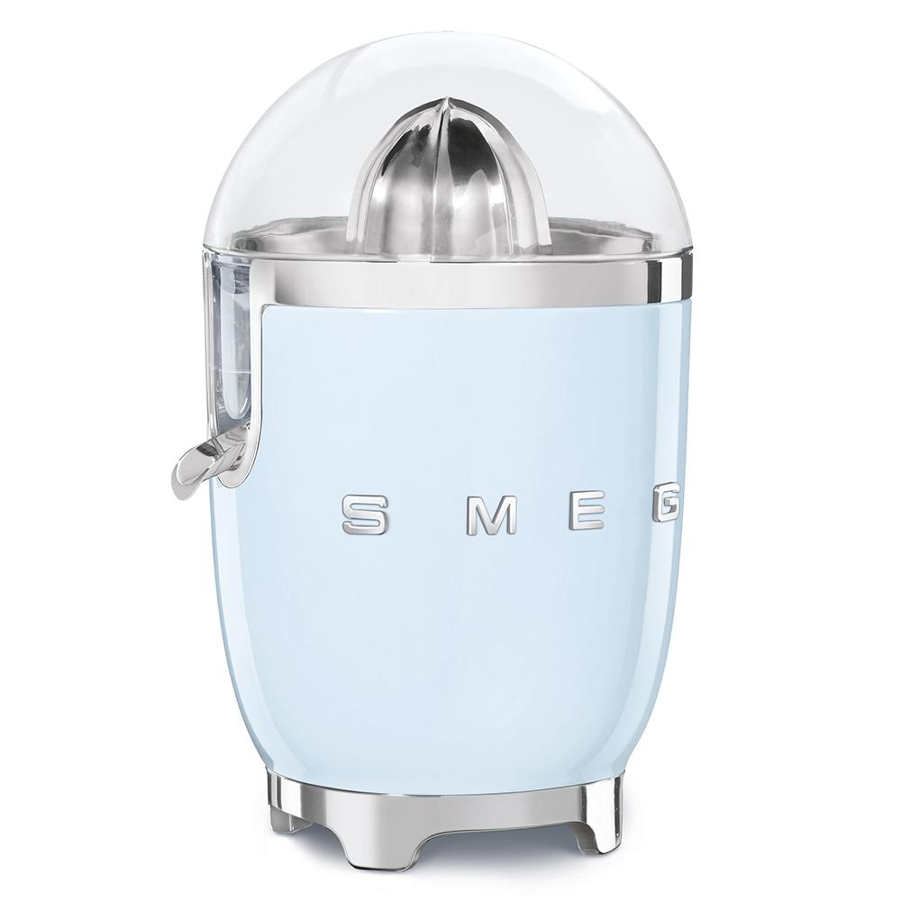 Hellblauer SMEG-Zitruspresser auf weißem Hintergrund.