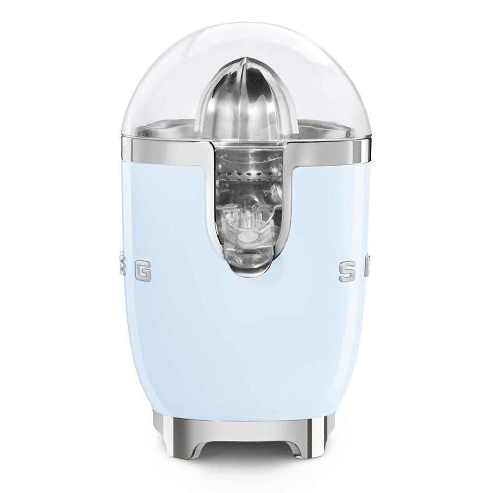 Hellblauer Smeg-Zitruspresser auf weißem Hintergrund. Es hat einen durchsichtigen Deckel.