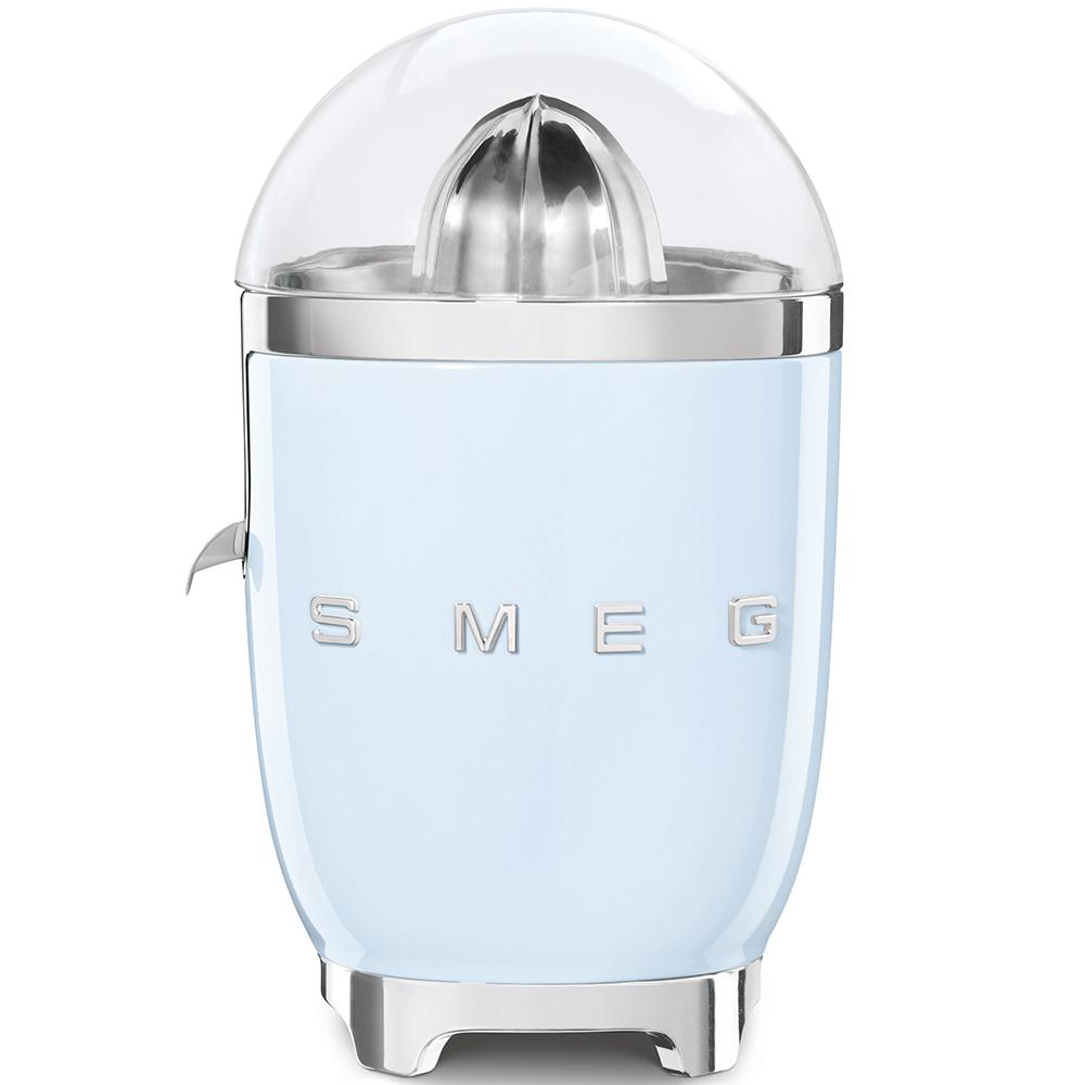 Ein hellblauer SMEG-Entsafter mit transparentem Deckel, auf weißem Hintergrund.