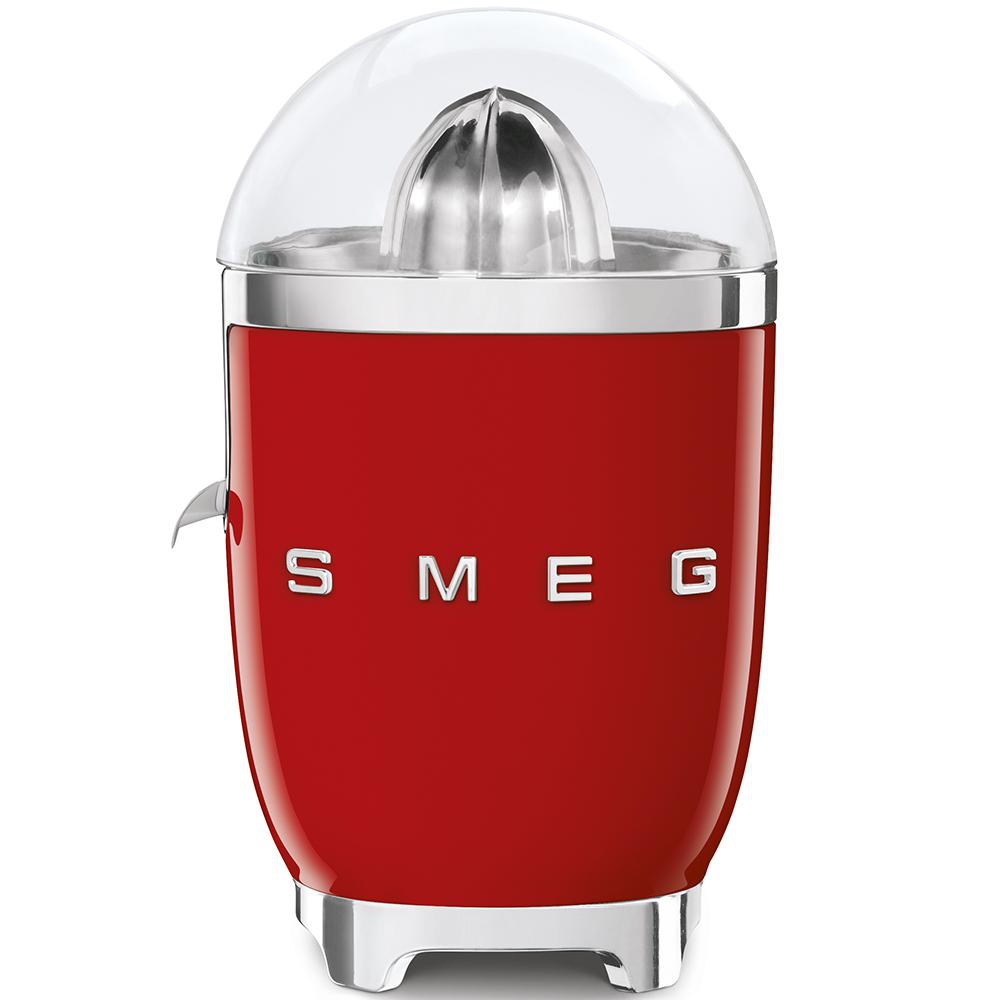 Roter SMEG Zitruspresse. Chrom- und transparente Teile. Weißer Hintergrund. Frontansicht.